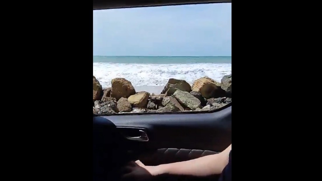 VIDEO: Se acercan al fuerte oleaje en su coche en Ecuador y pasa esto