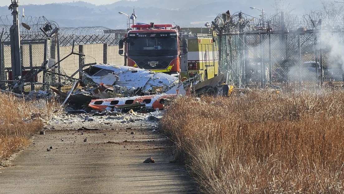 Avión con 181 personas a bordo se estrella en Corea del Sur