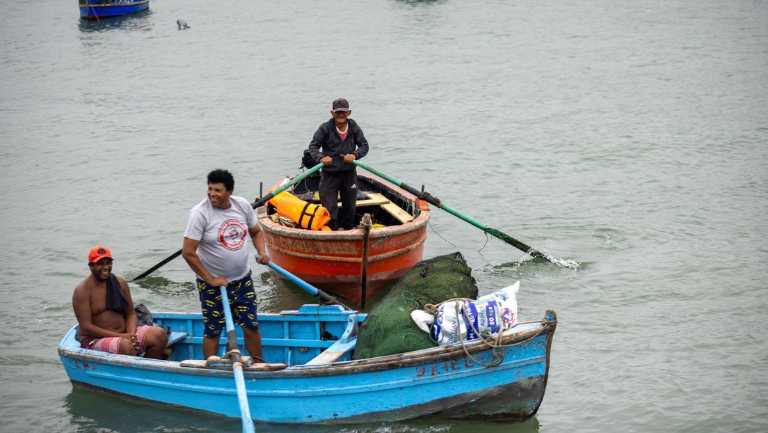 Rescatan a más de 30 pescadores varados en el mar peruano