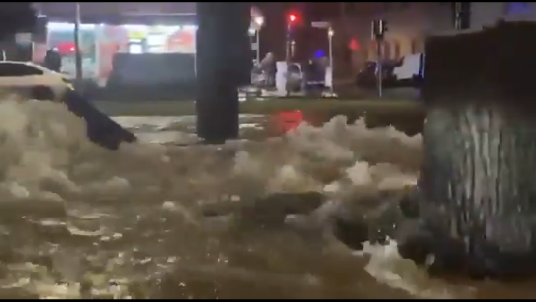 VIDEOS: Rotura de tubería de agua inunda calles de Berlín en Nochevieja