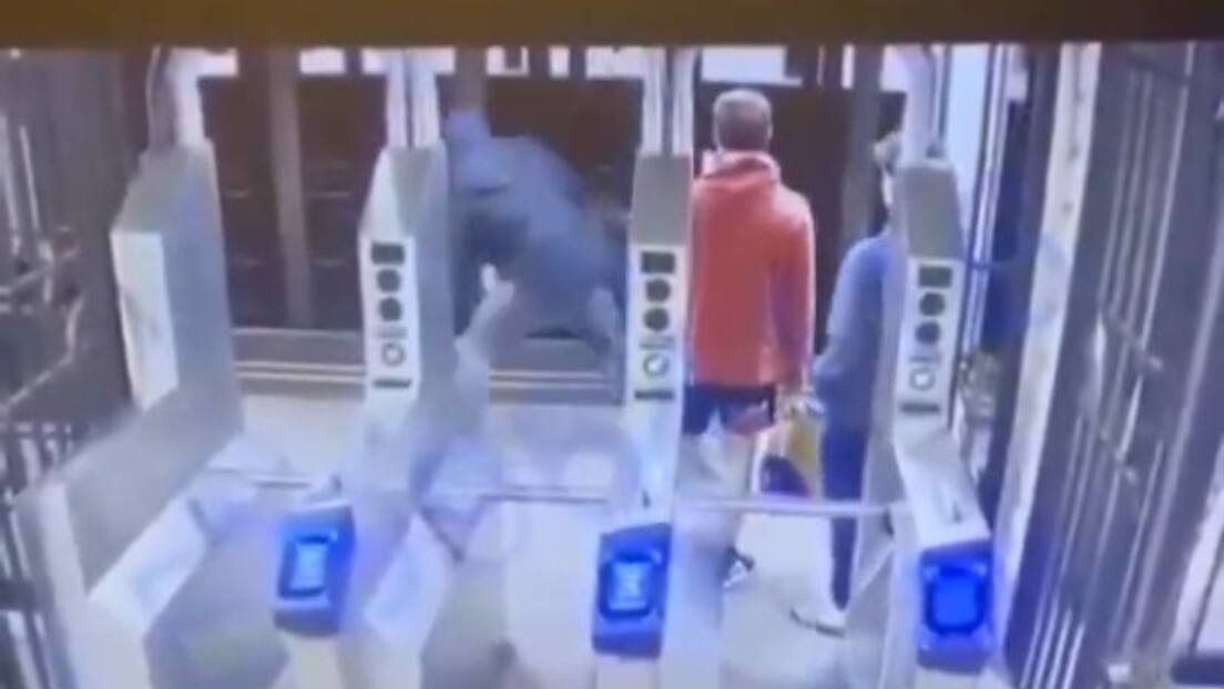 Un hombre es empujado a las vías del metro en Nueva York (VIDEO)