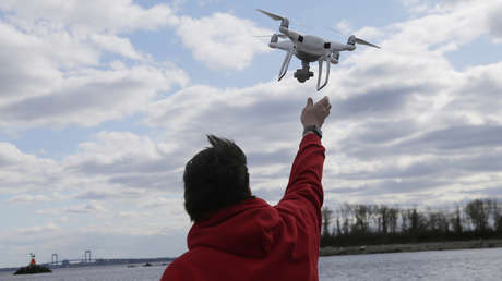 'Sheriff' lanza drones para rastrear los misteriosos aviones no tripulados en el cielo de EE.UU. y pasa esto