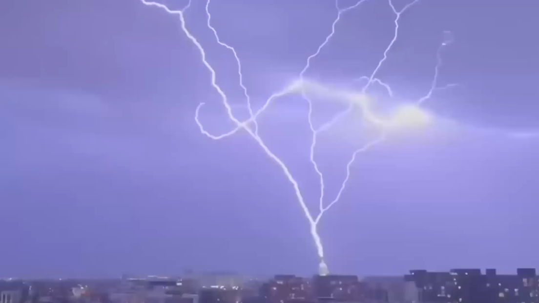 VIDEOS: EE.UU. recibe el 2025 con una tormenta eléctrica que impacta en lugares emblemáticos