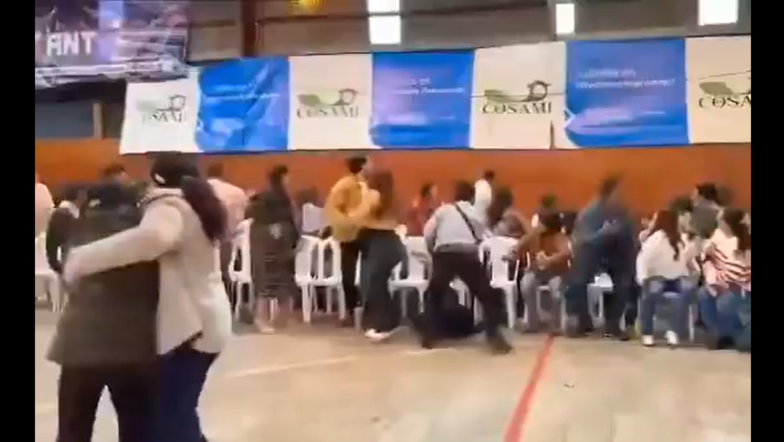 VIDEOS: Cae un graderío repleto de gente en un salón en Guatemala