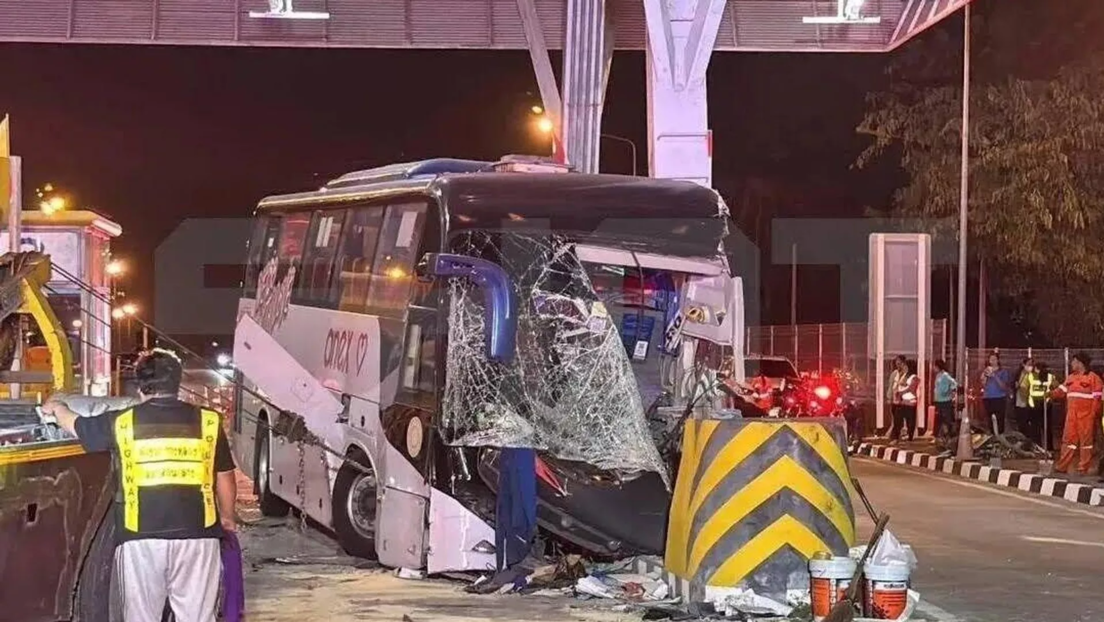 VIDEO: Un autobús choca a toda velocidad contra un coche en Tailandia