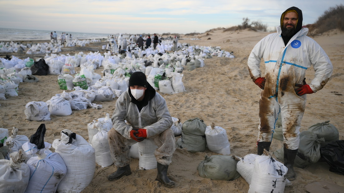 Quitan casi 78.000 toneladas de arena contaminada con fueloil en el mar Negro