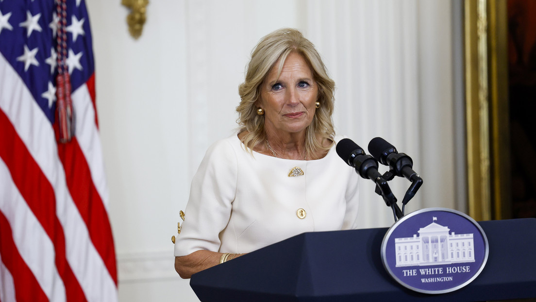 Informe: Jill Biden recibió un broche de 14.000 dólares de la embajadora de Ucrania