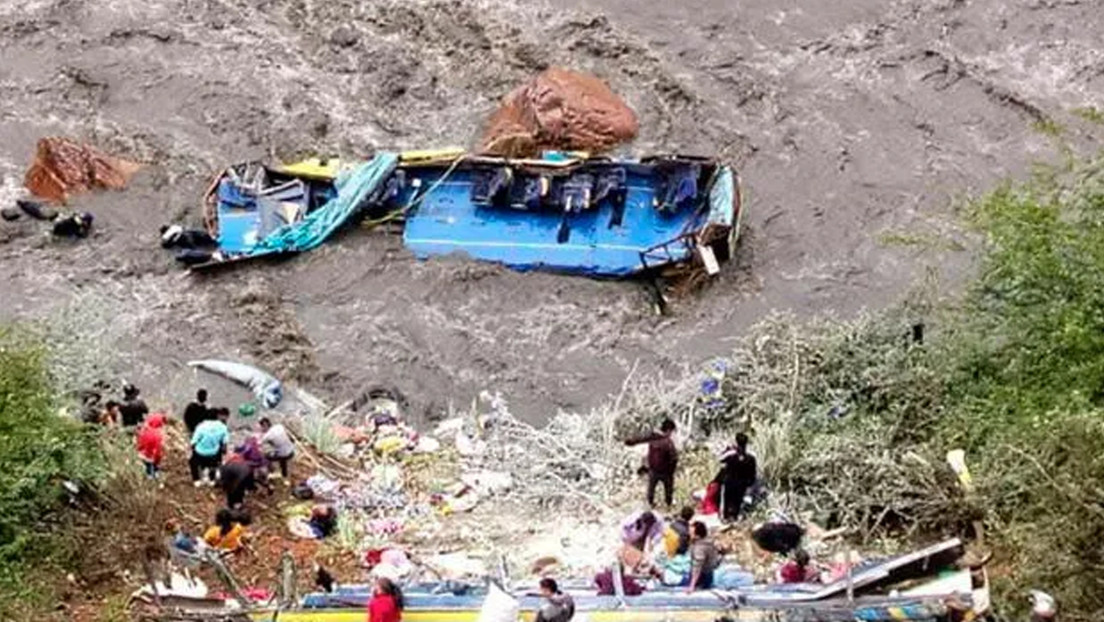 Bus cae partido en dos a un río de Perú y deja varias personas fallecidas