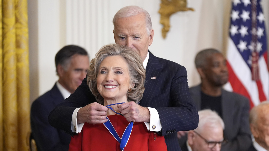 "Vergüenza nacional": Críticas por la medalla concedida por Biden a Soros y Hillary Clinton