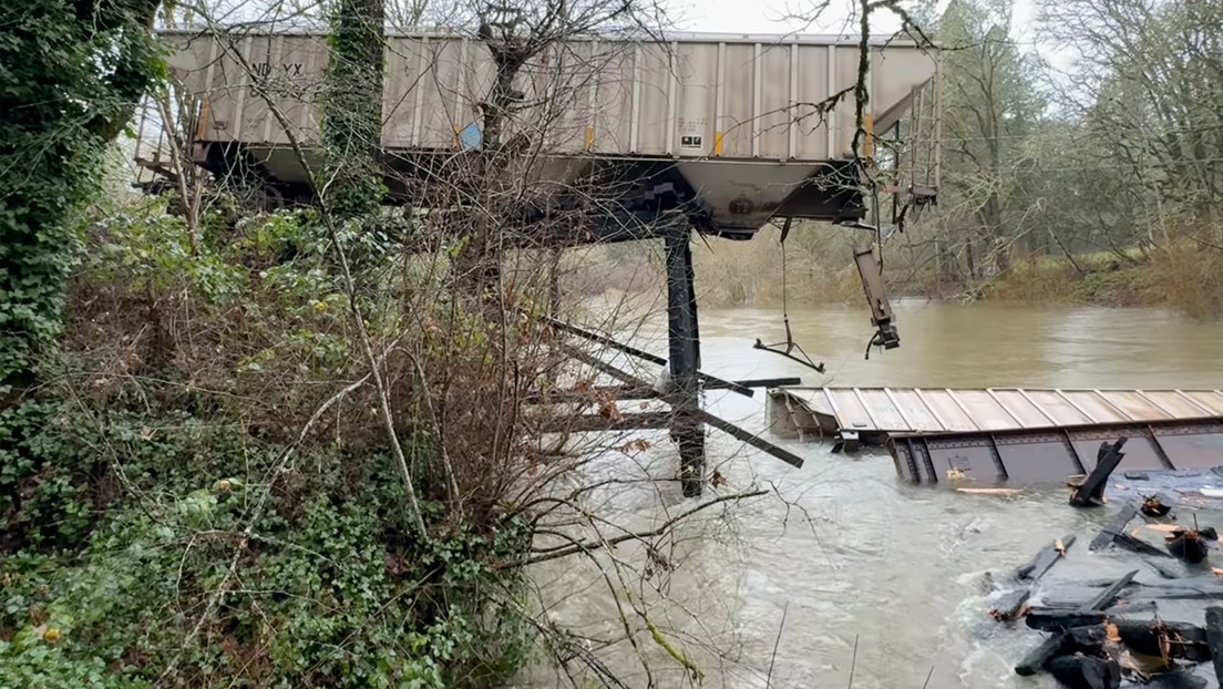 Tren con productos químicos cae a un río en EE.UU. tras colapso de puente