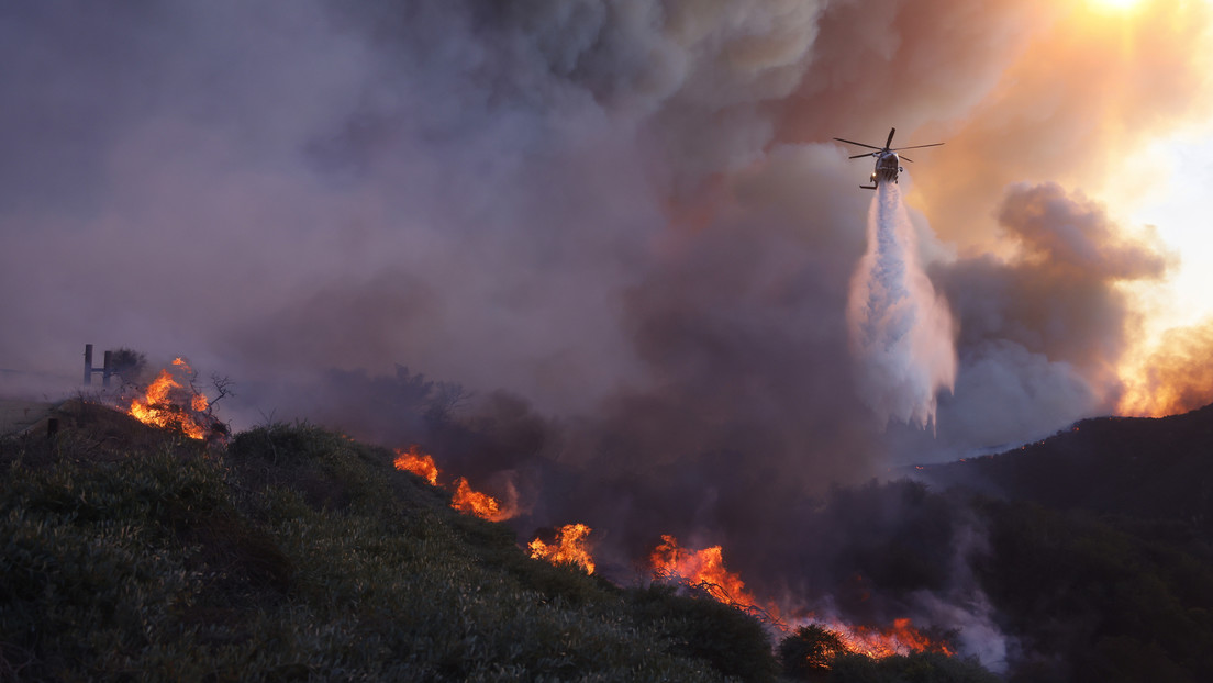 Los Ángeles declara estado de emergencia ante los devastadores incendios (VIDEOS)