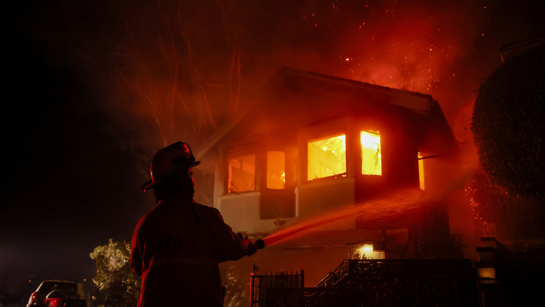 Multimillonario asegura que no hay suficiente agua para combatir los incendios en California