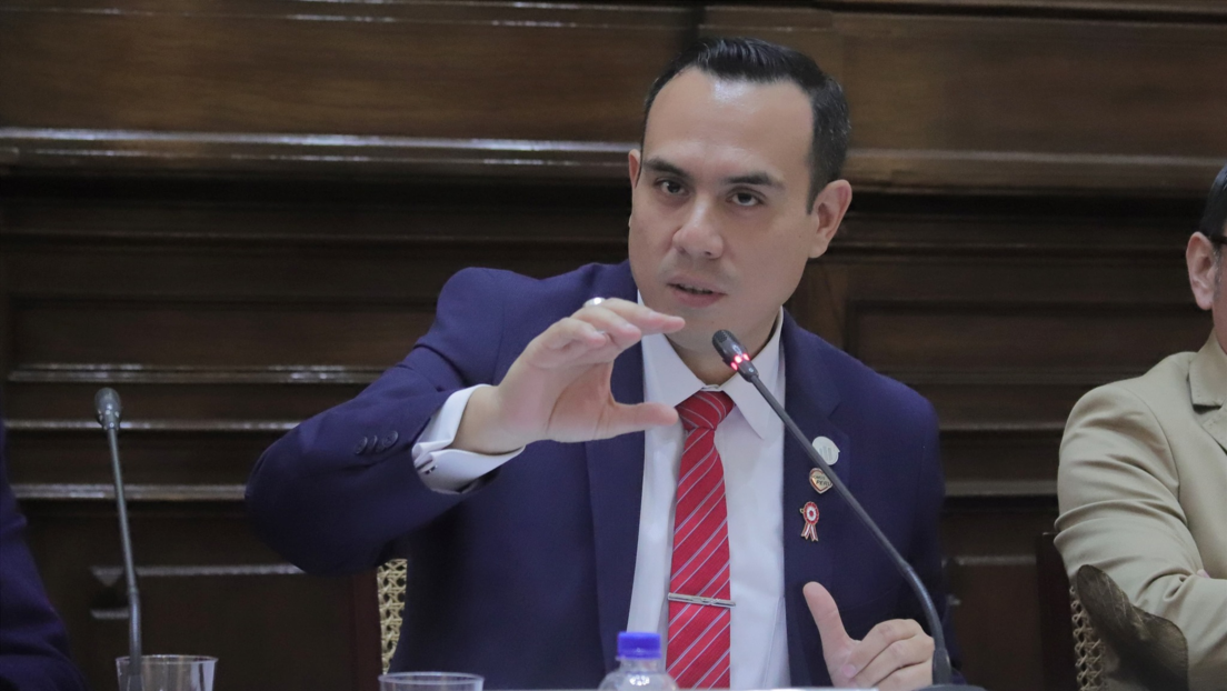 Denuncian a congresista peruano por presunta violación sexual