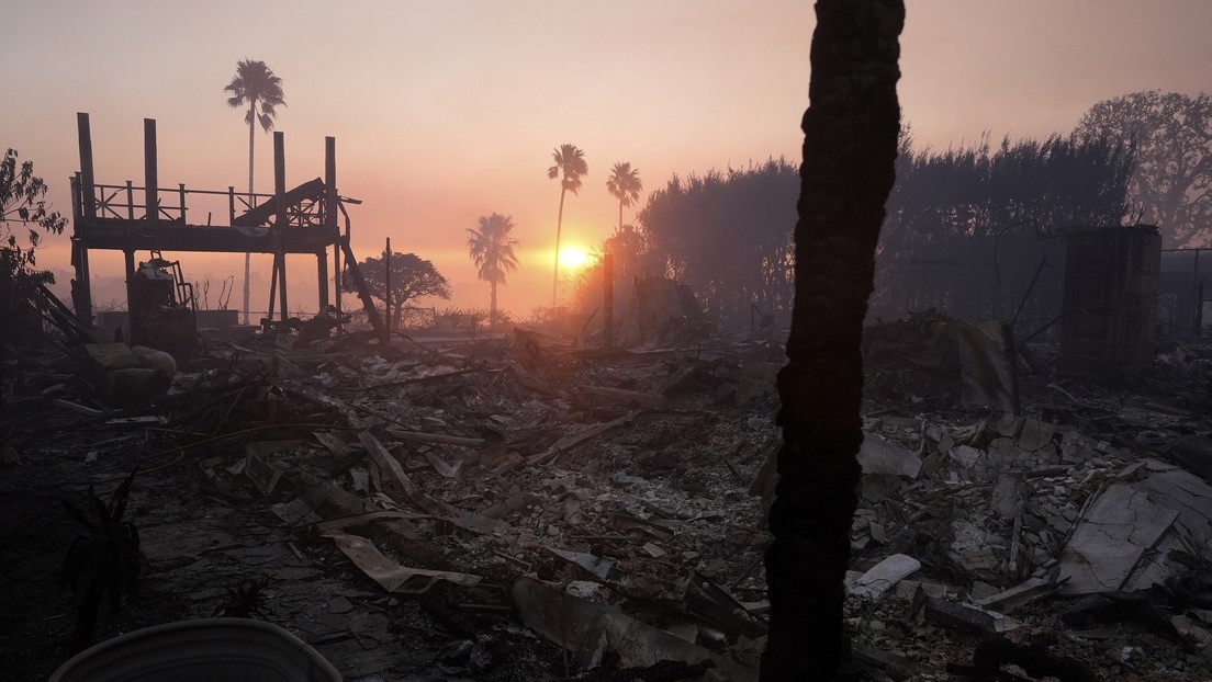 Llueven burlas sobre reportero de ABC preocupado por su aspecto al cubrir incendios en Los Ángeles