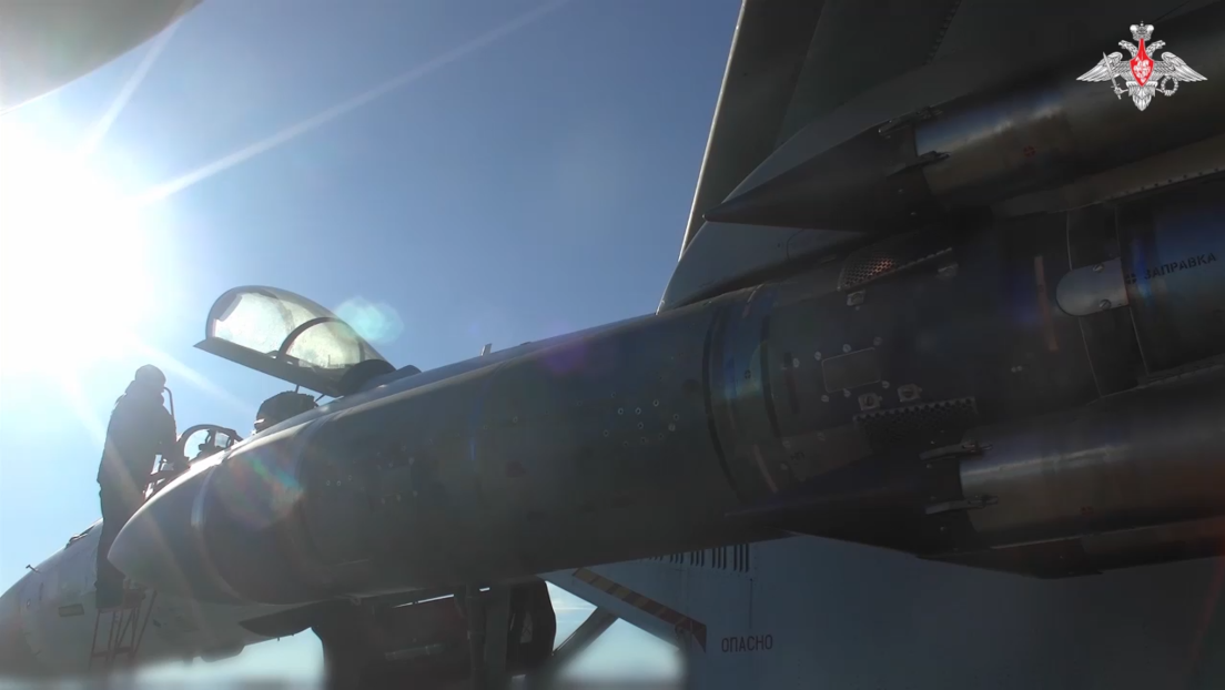 VIDEO: Su-35 ruso cubre un ataque aéreo contra posiciones ucranianas