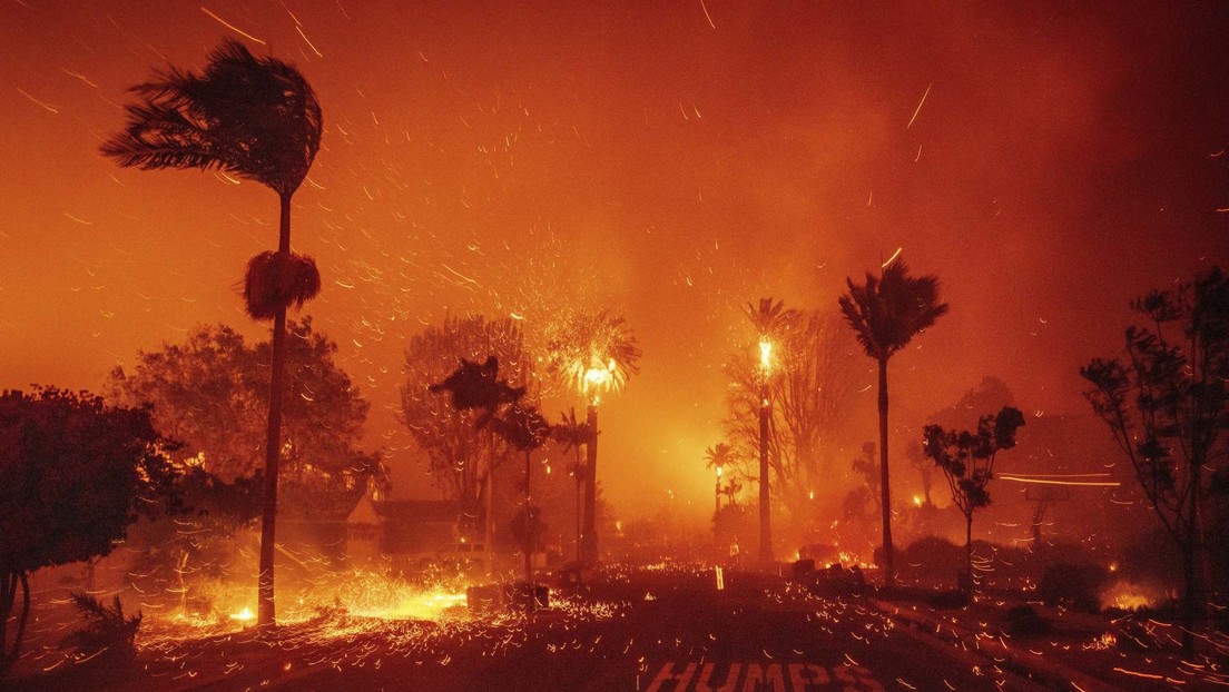 "Mucha gente quiere respuestas": ¿Qué pudo haber provocado los incendios en California?