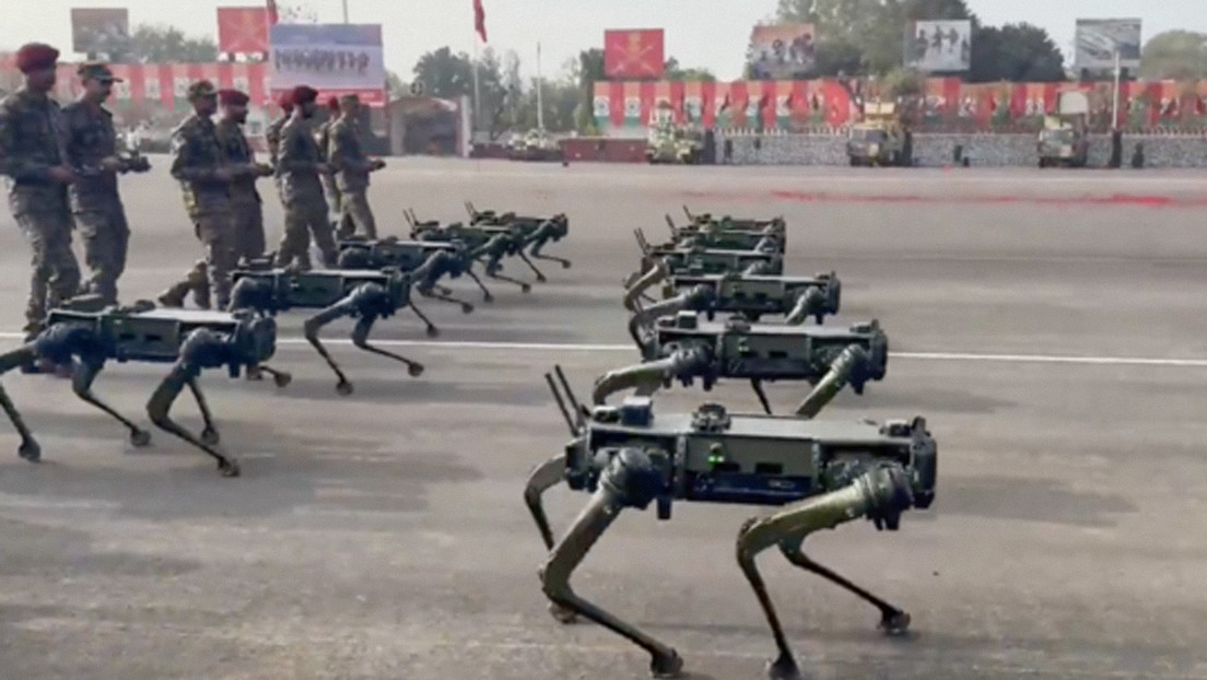 VIDEO: Ejército de la India exhibe un escuadrón de perros robots durante desfile