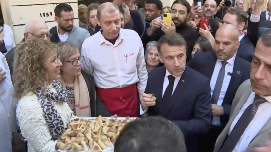 Pillan a Macron en una cafetería en Beirut