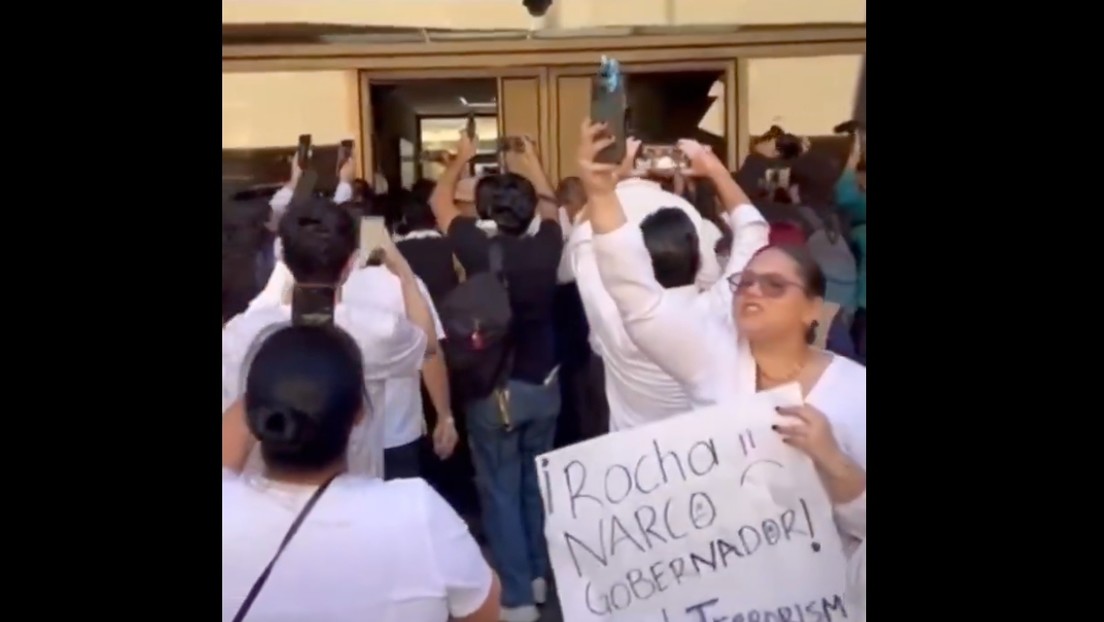 Manifestantes irrumpen en el Palacio de Gobierno en Culiacán tras el asesinato de 2 niños (VIDEO)