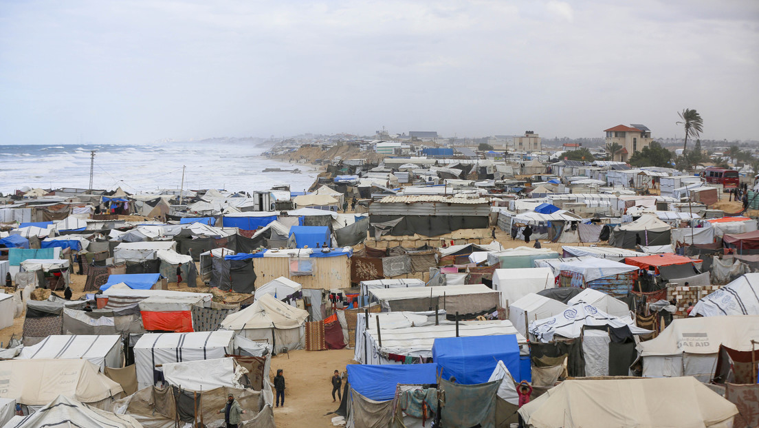 VIDEO: Miles de palestinos se refugian en asentamientos improvisados en la costa de Gaza