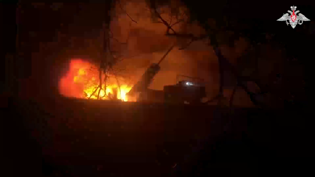 VIDEO: 'Huracán' ruso bombardea un bastión fortificado ucraniano con lluvia de proyectiles