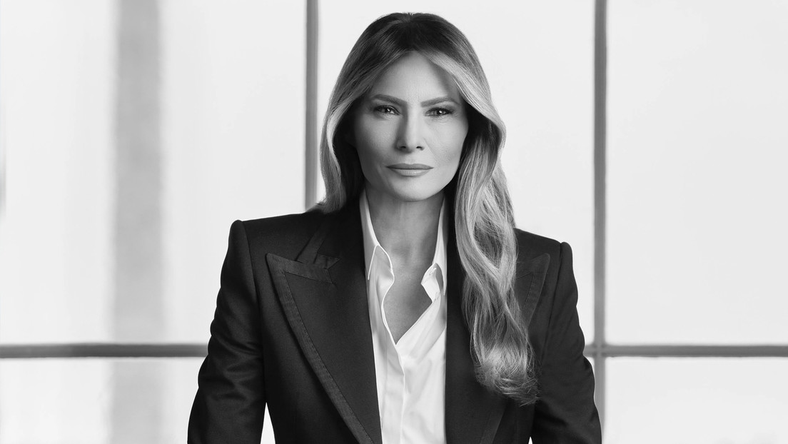 Vogue compara el retrato oficial de Melania Trump con la imagen de un "mago independiente"