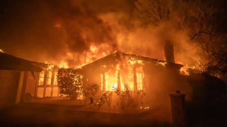 El incendio en un prestigioso barrio es ahora el más destructivo en la historia de Los Ángeles