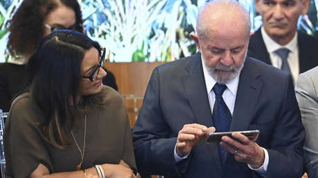 Lula sanciona ley del Congreso que limita el uso de teléfonos móviles en las aulas