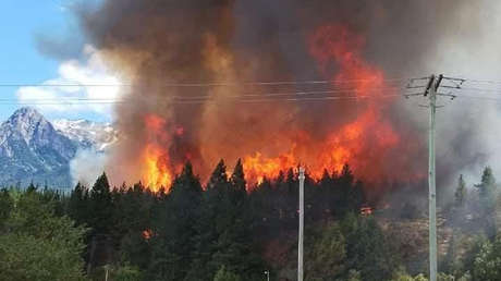 El voraz incendio que provoca el desalojo masivo de una localidad argentina