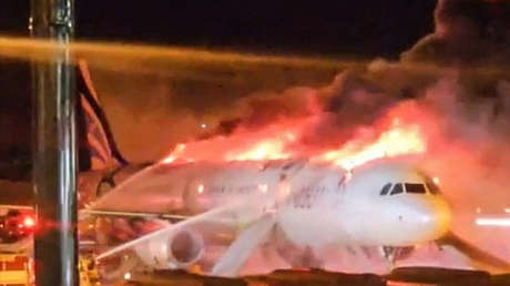 FOTOS, VIDEOS: Arde un avión con 169 pasajeros en un aeropuerto surcoreano