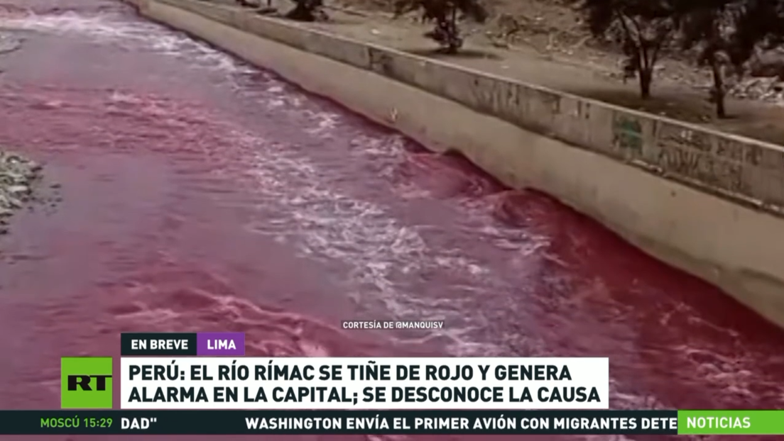 Perú: El río Rímac se tiñe de rojo por causas desconocidas y genera alarma en Lima