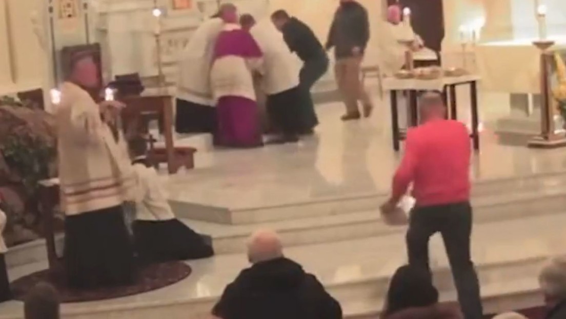 VIDEO: Sacerdote recibe un puñetazo en la cara de un "caballero perturbado" en medio de una misa