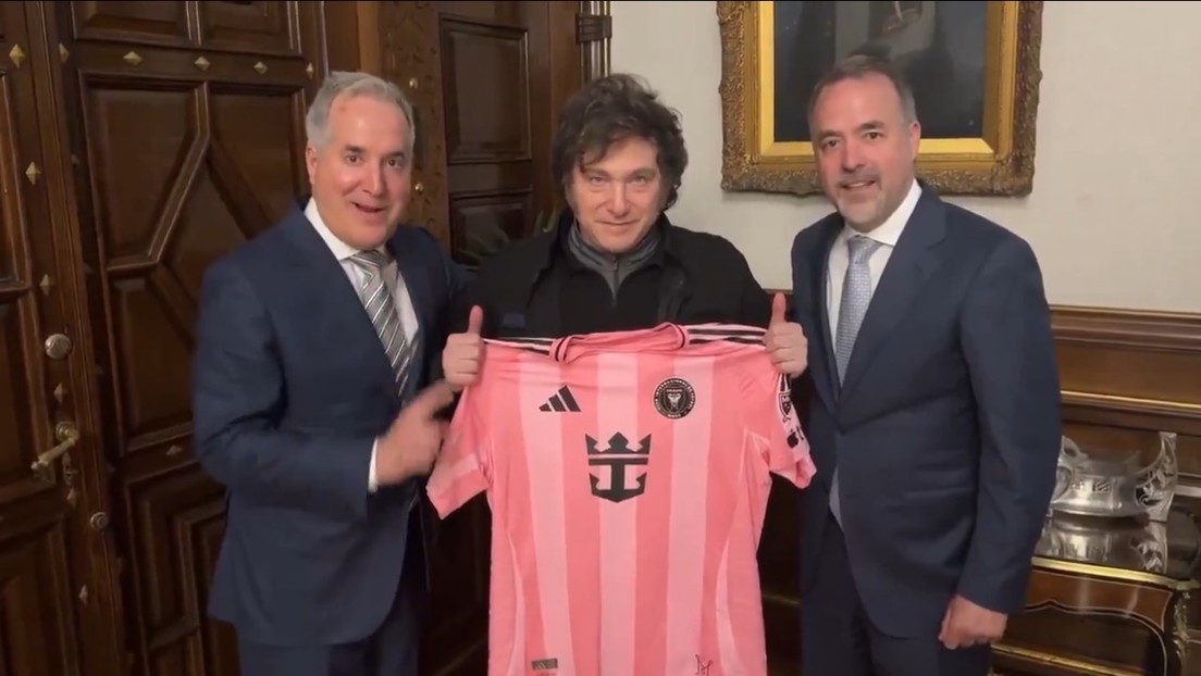 Messi le envía a Milei una camiseta firmada