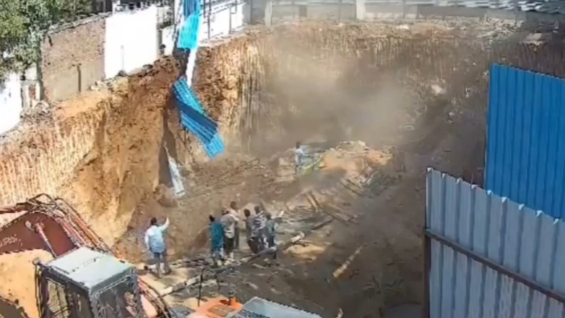 FUERTE VIDEO: Derrumbe en una construcción deja a 4 obreros sepultados