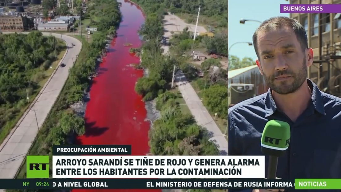 Arroyo argentino se tiñe de rojo y genera alarma en la población por la contaminación