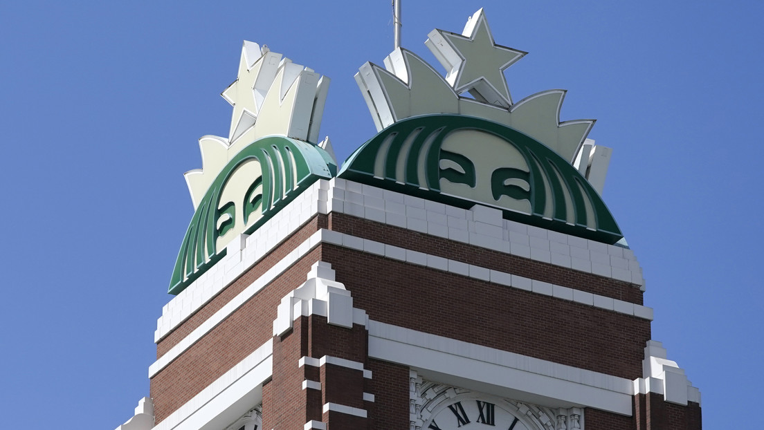 Demandan a Starbucks ante la discriminación "flagrante" de empleados por raza y sexo