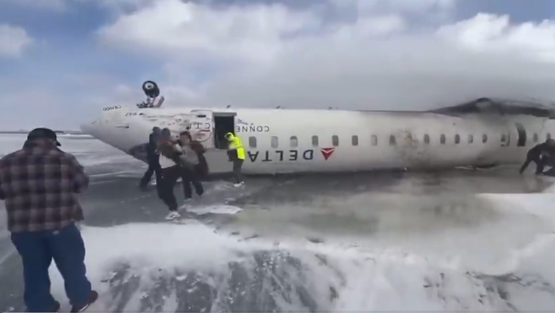 Aterradores testimonios en primera persona dentro del avión volcado en Canadá (VIDEOS)