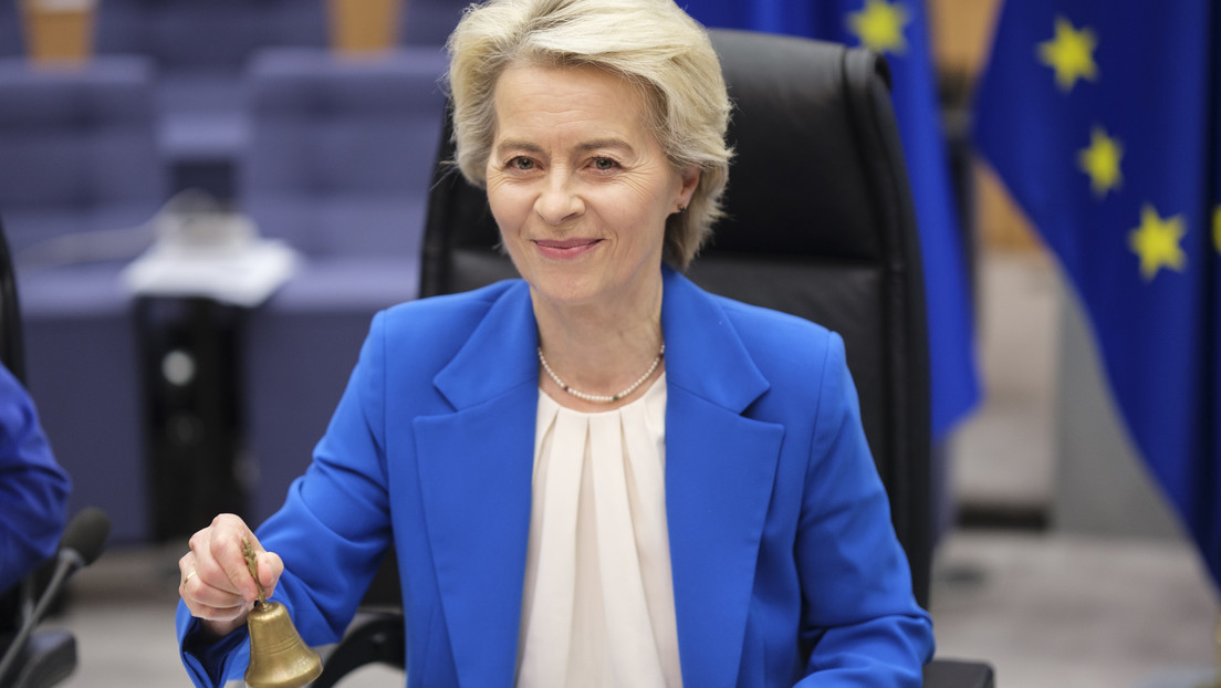 Von der Leyen gobierna con mano de hierro y quiere controlar todo