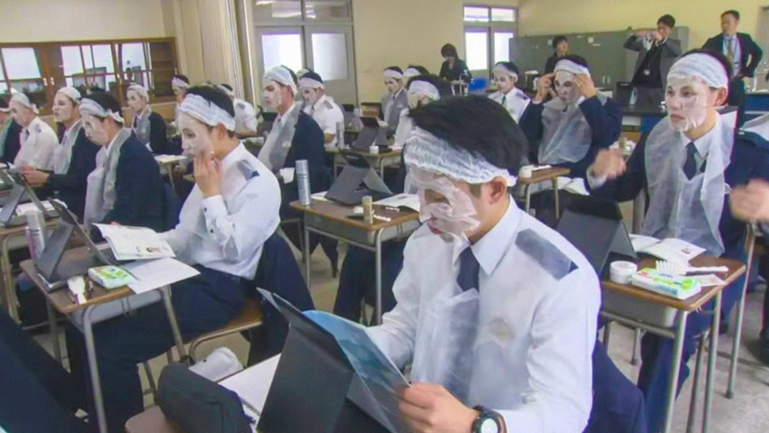 "Es crucial": Así son los cursos de maquillaje para cadetes en Japón (VIDEO)