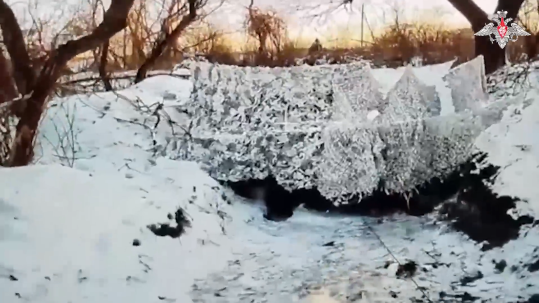 VIDEO: Dron ruso busca con calma la parte más vulnerable de un blindado enemigo y lo destruye