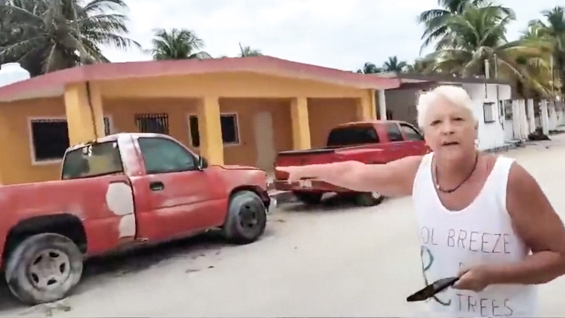 "'Asshole'": canadiense insulta a mexicano por estacionarse frente a una vereda (VIDEO)