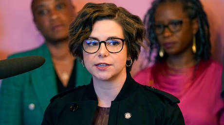 "Me sometí a una cirugía": Una diputada revela que se esterilizó por las políticas de Trump