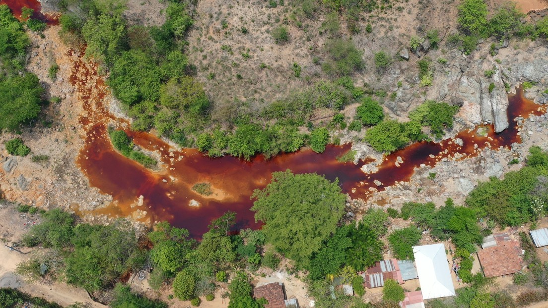 El crimen ambiental que tiñe un río de color sangre en El Salvador