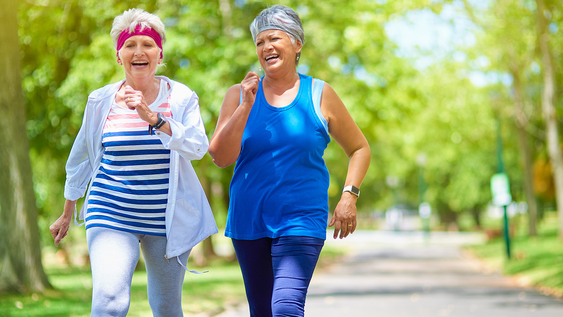 Hallan nuevos beneficios de caminar a diario