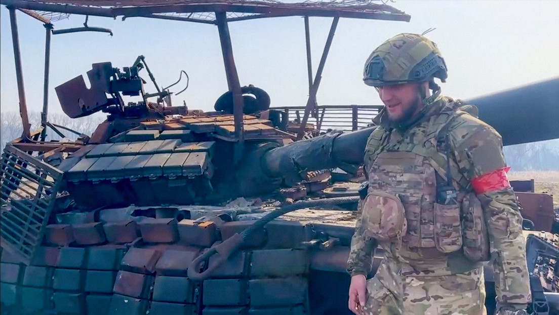 "Es agradable ver mi trabajo": Militar ruso posa frente a un tanque calcinado (VIDEO)