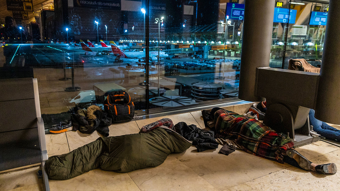 Los 'náufragos' de Barajas: ¿por qué más de 500 personas viven en un aeropuerto europeo?