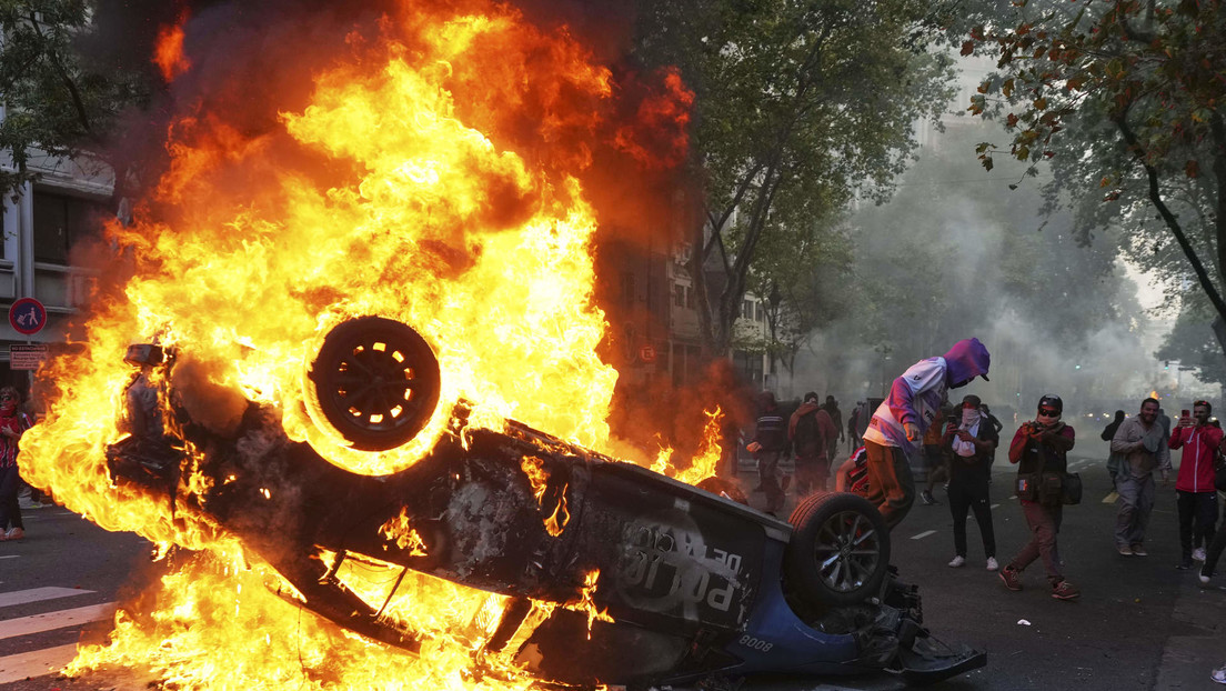 VIDEOS: Manifestantes e hinchas de Argentina chocan con la Policía en una masiva protesta