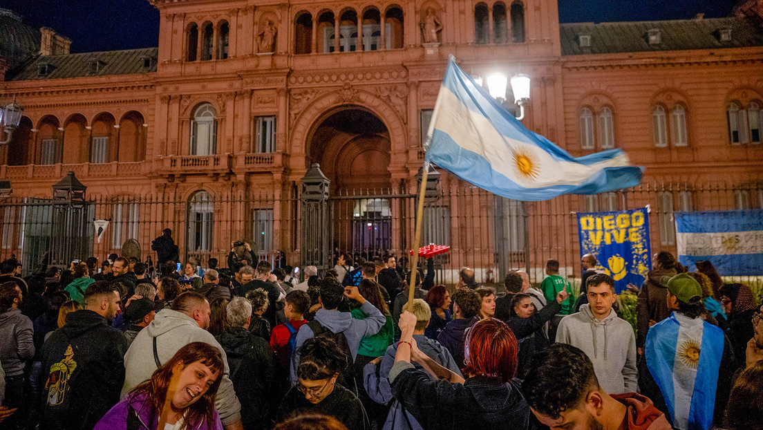 "¡Que se vayan todos!": Argentinos se concentran frente a la Casa Rosada (VIDEOS)