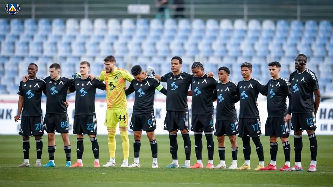 Minuto de silencio por un exfutbolista... ¡que no estaba muerto!