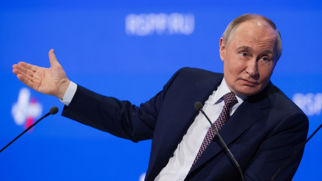 Putin bromea sobre su portavoz: "No le hagan caso, es su trabajo"